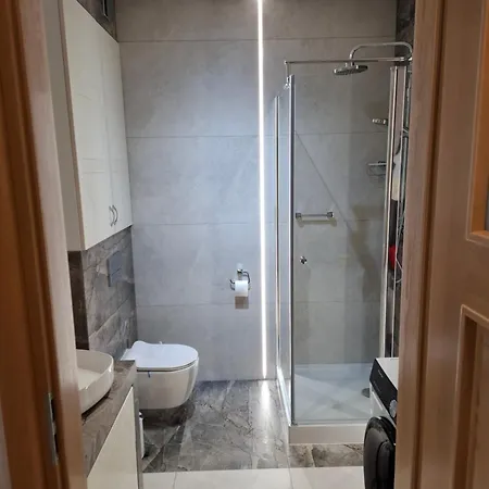 Apartament Wanda z tarasem widokowym na jezioro *
